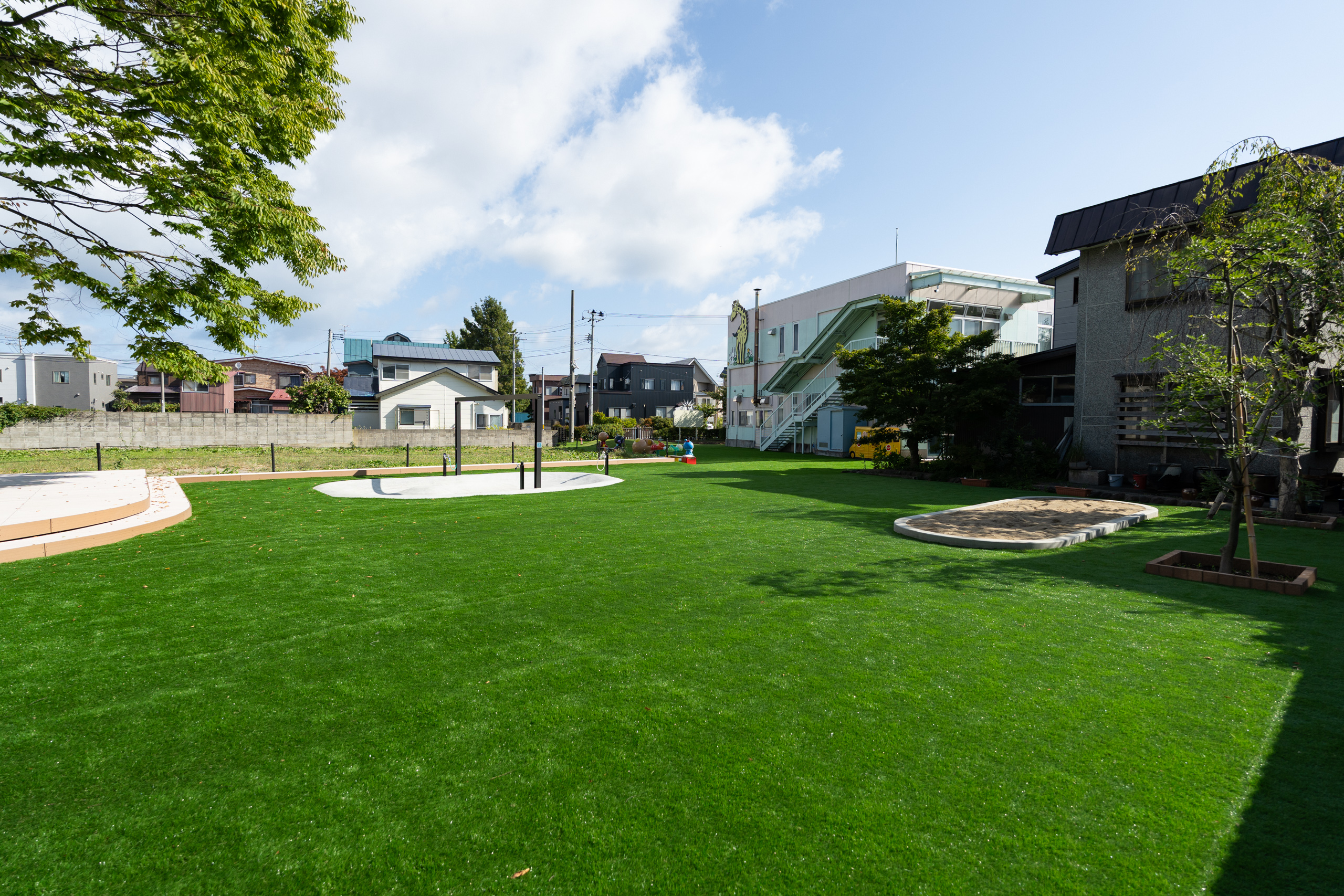 あおもりみなみこども園　園庭　園舎側