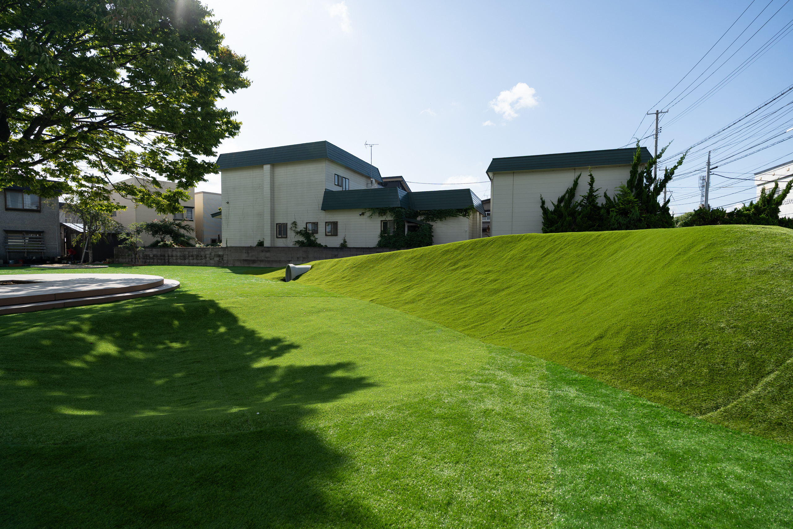 あおもりみなみこども園　園庭　山と谷