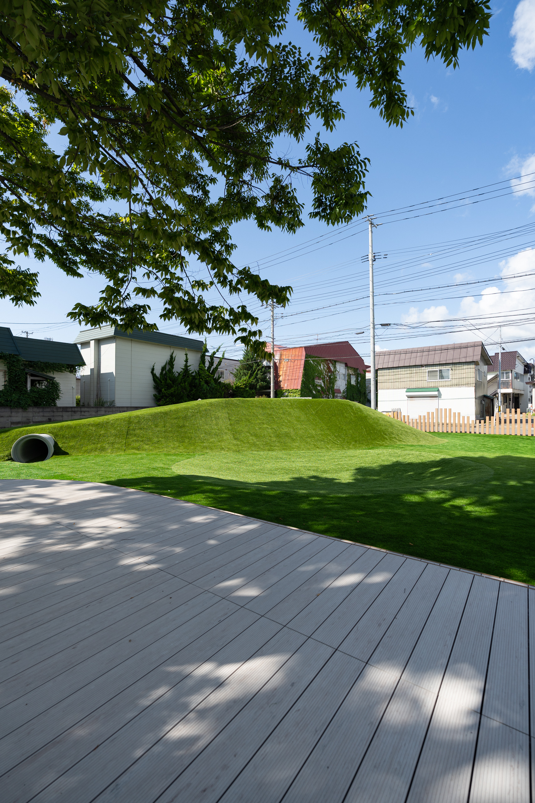あおもりみなみこども園　園庭　谷と山
