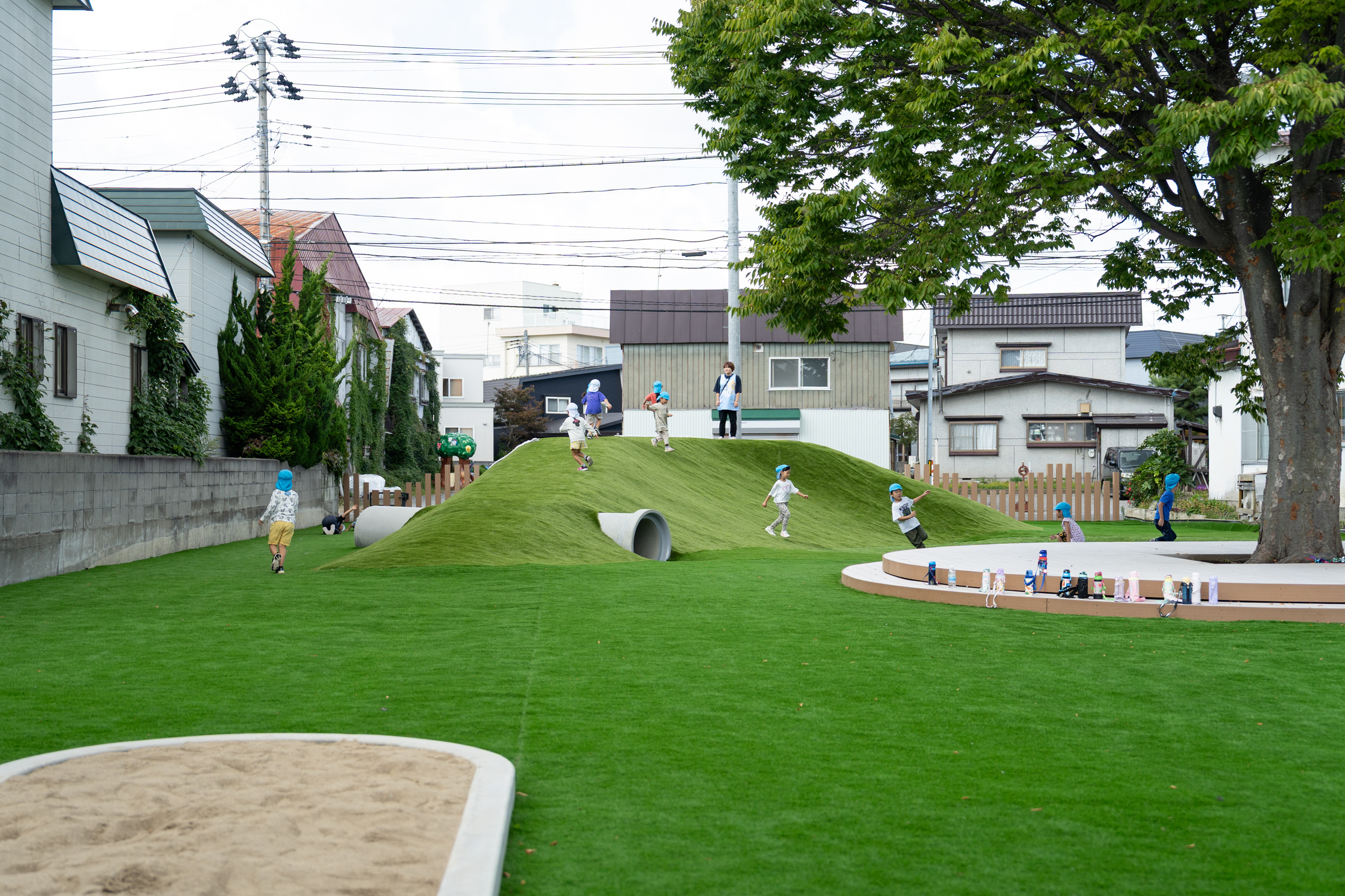 あおもりみなみこども園　園庭　山と砂場