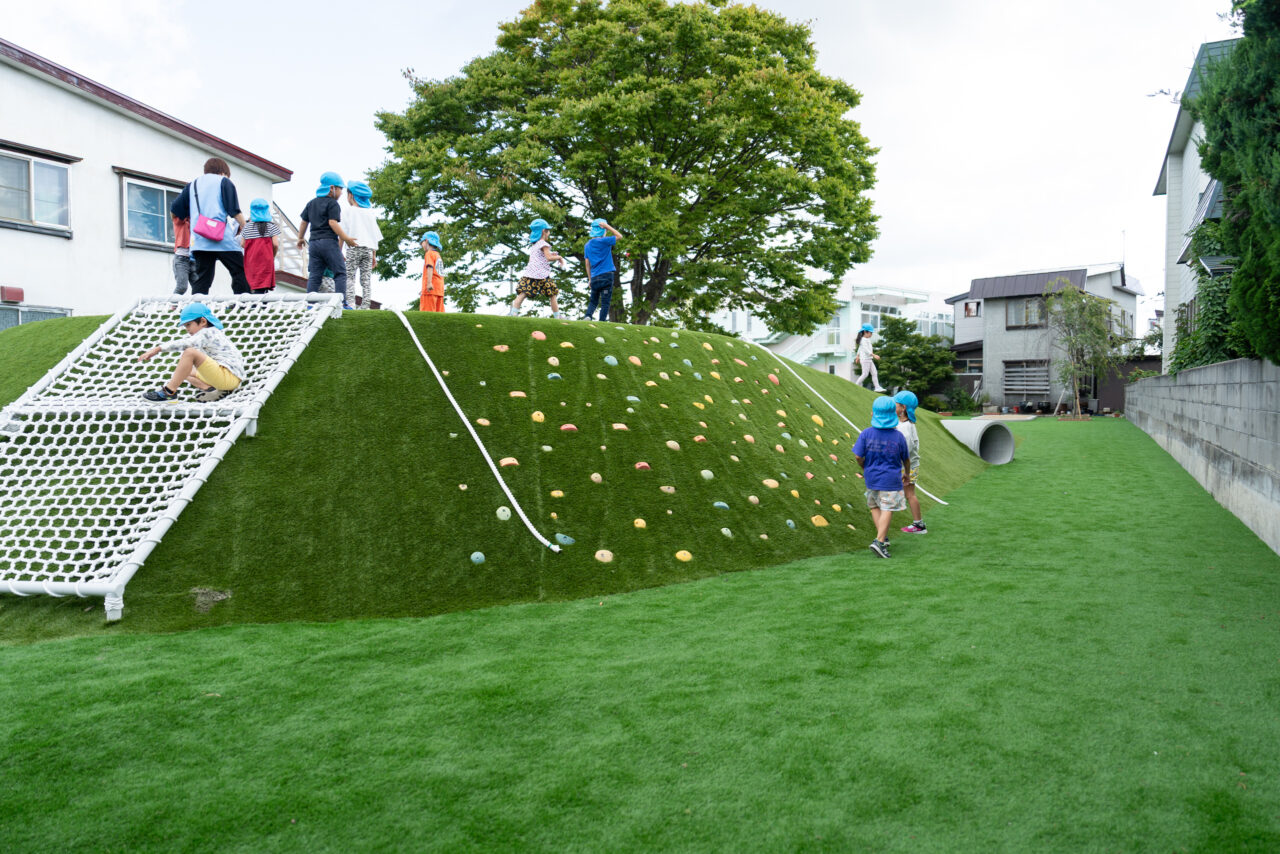 あおもりみなみこども園　園庭　ボルダリング