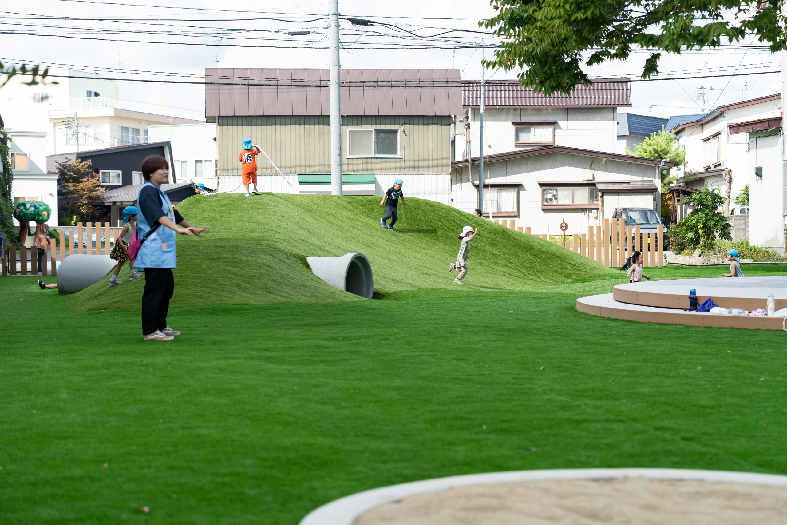 あおもりみなみこども園　園庭　保育士