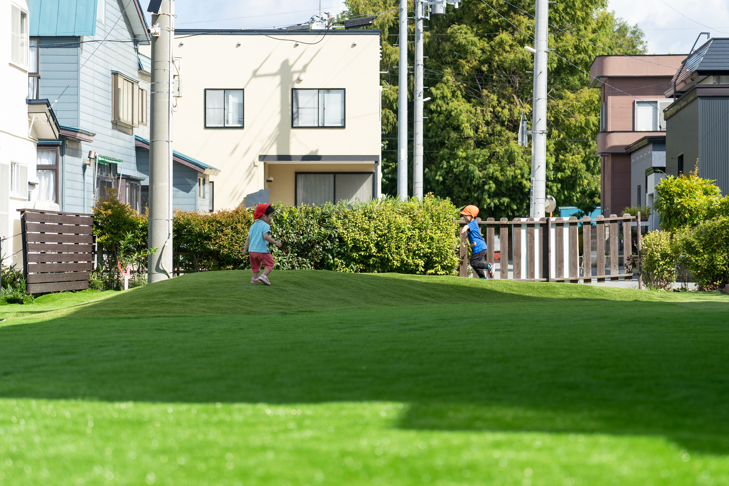 あおもりみなみこども園　園庭　小さい山