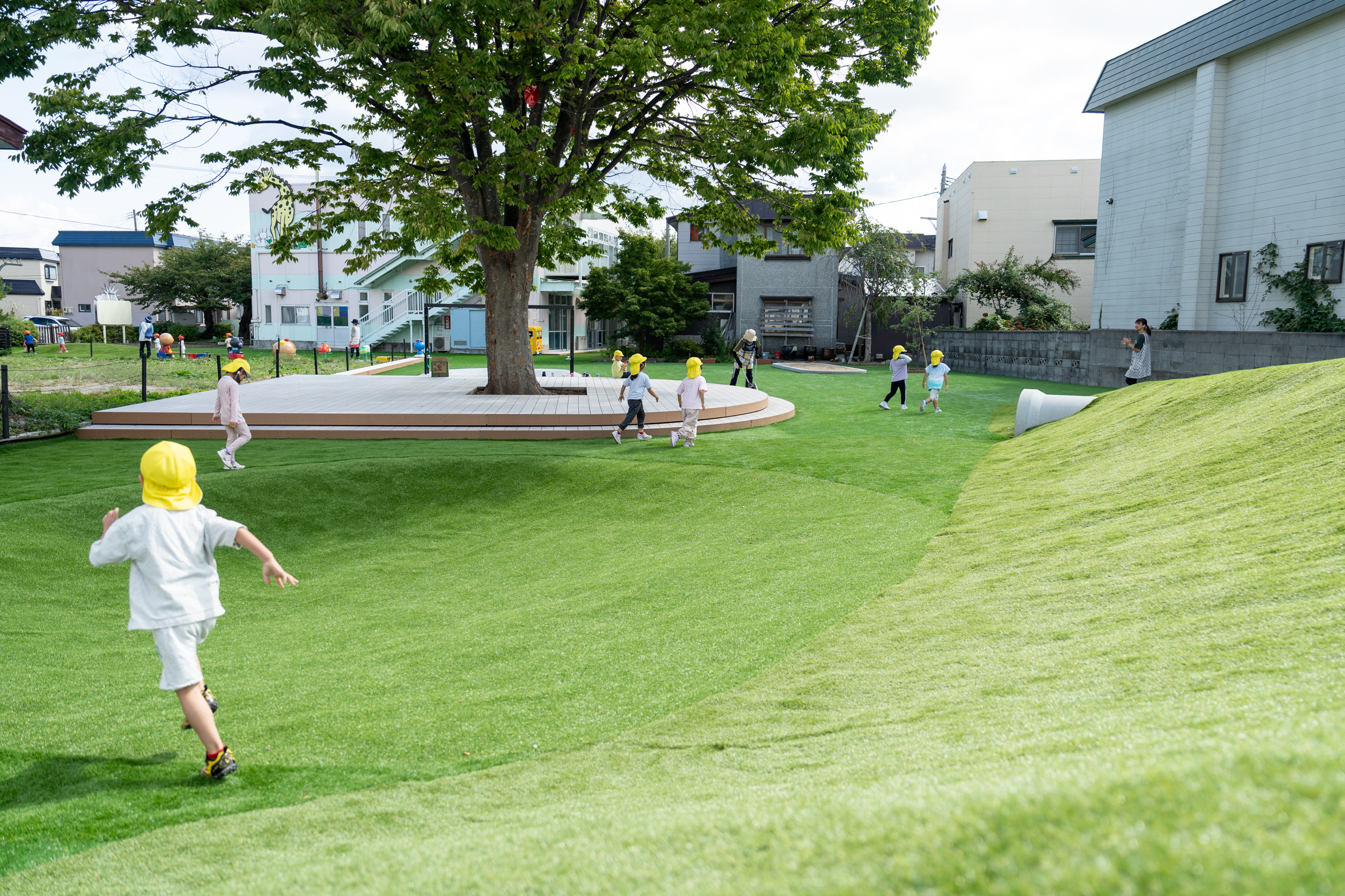 あおもりみなみこども園　園庭　トップ
