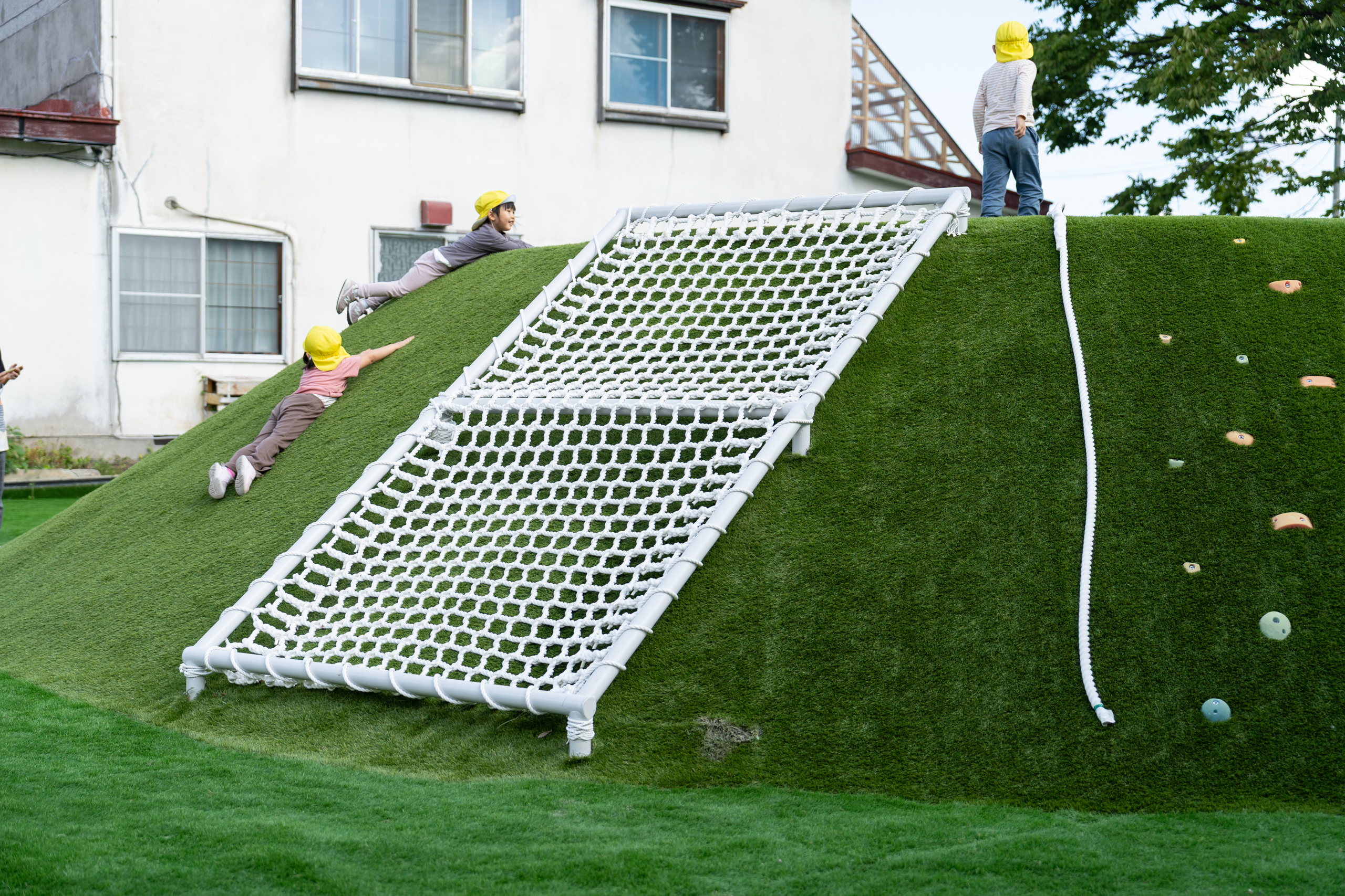あおもりみなみこども園　園庭　メッシュ