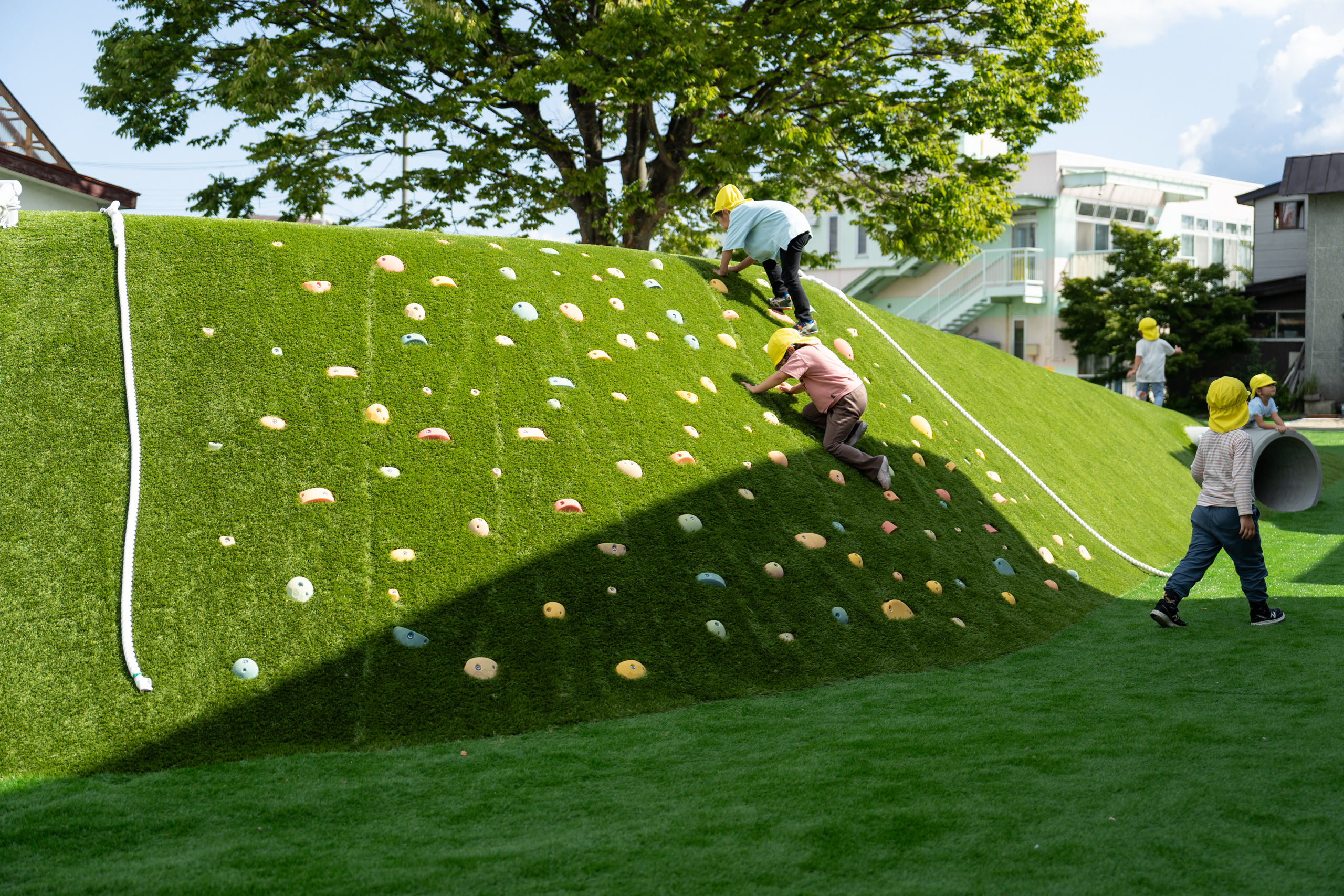 あおもりみなみこども園　園庭　ボルダリング