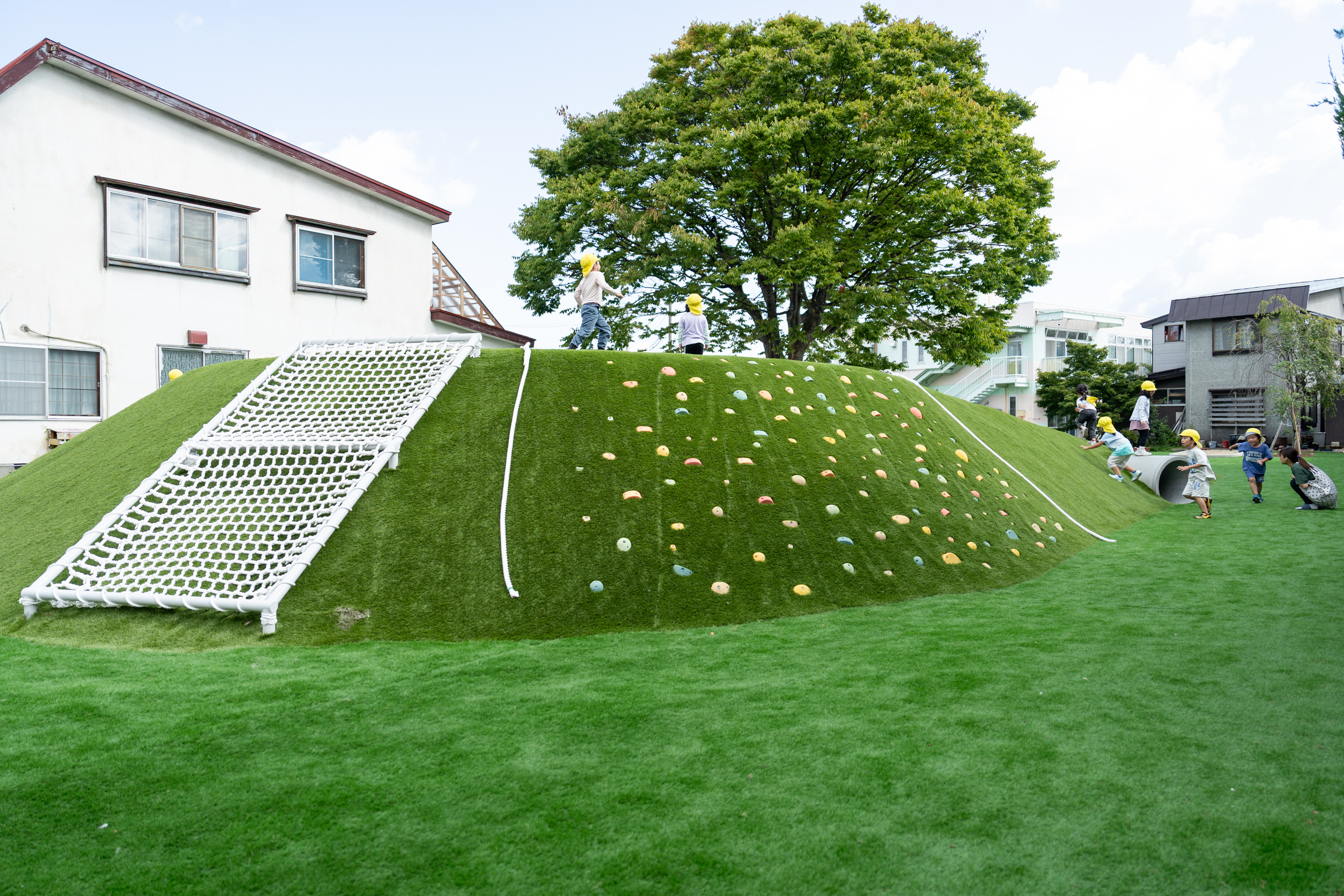 あおもりみなみこども園　園庭　ロープ