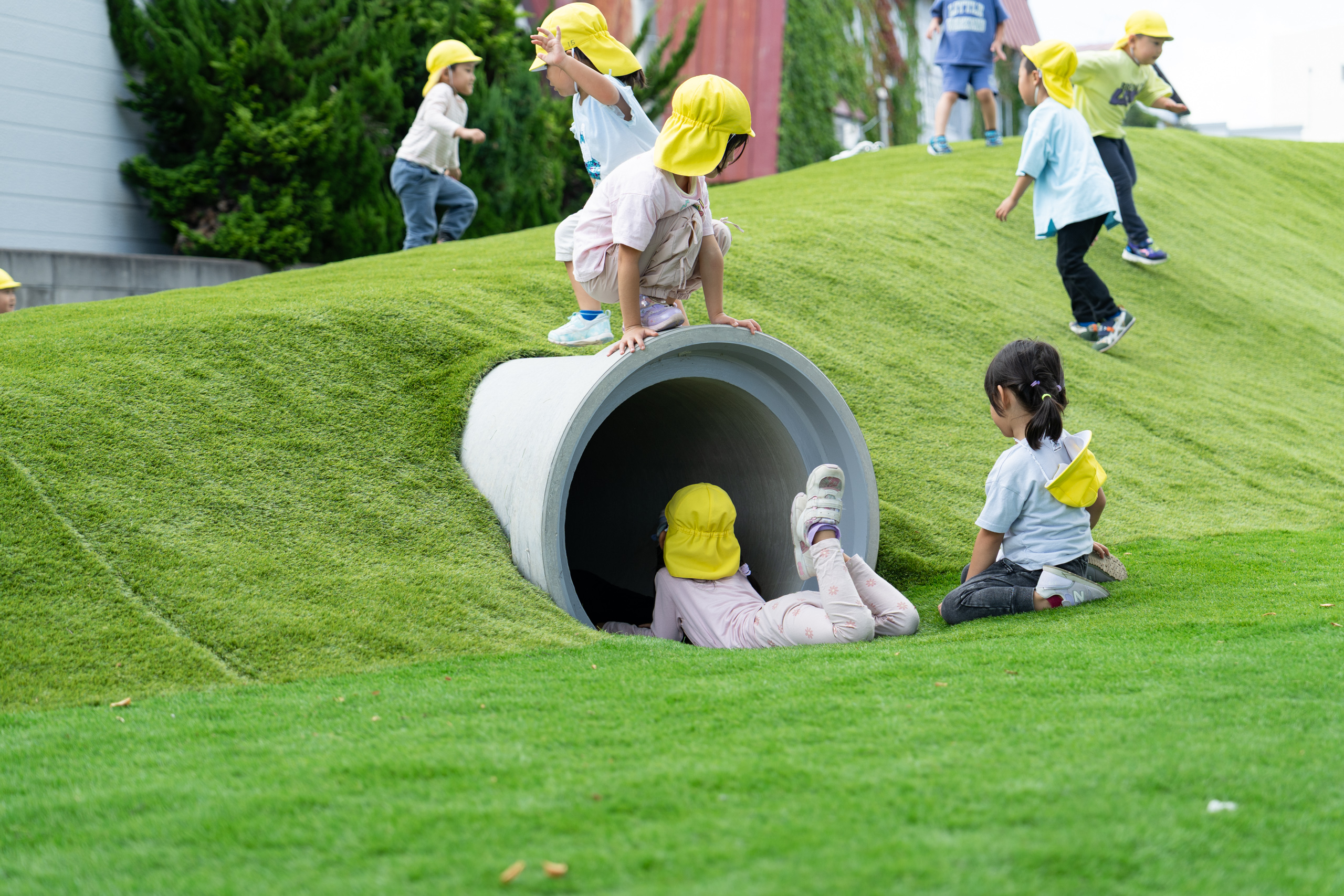 あおもりみなみこども園　園庭　トンネル