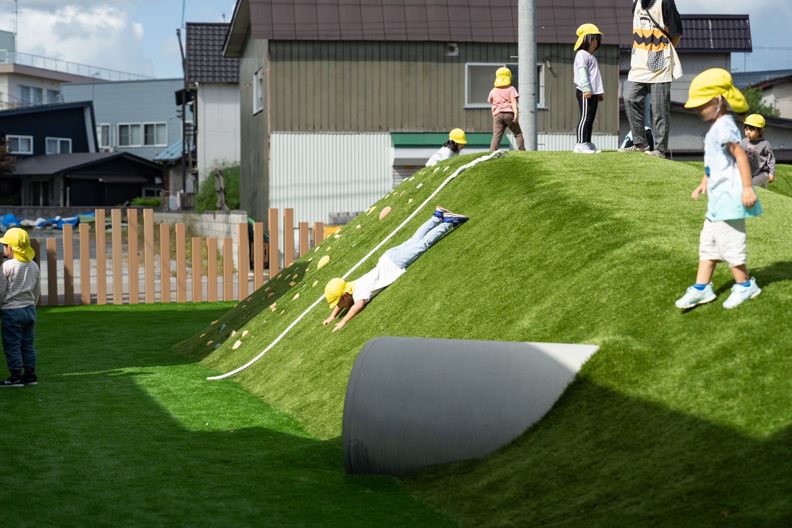 あおもりみなみこども園　園庭　前すべり