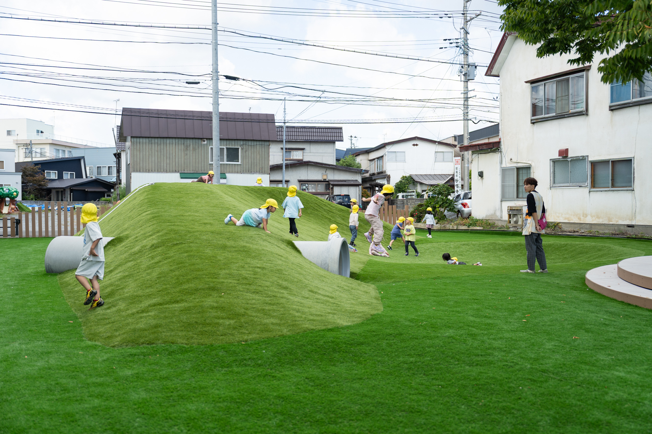 あおもりみなみこども園　園庭　ジャンプ